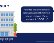 homme-de-chantier-qui-regarde-la-superficie-dun-batiment