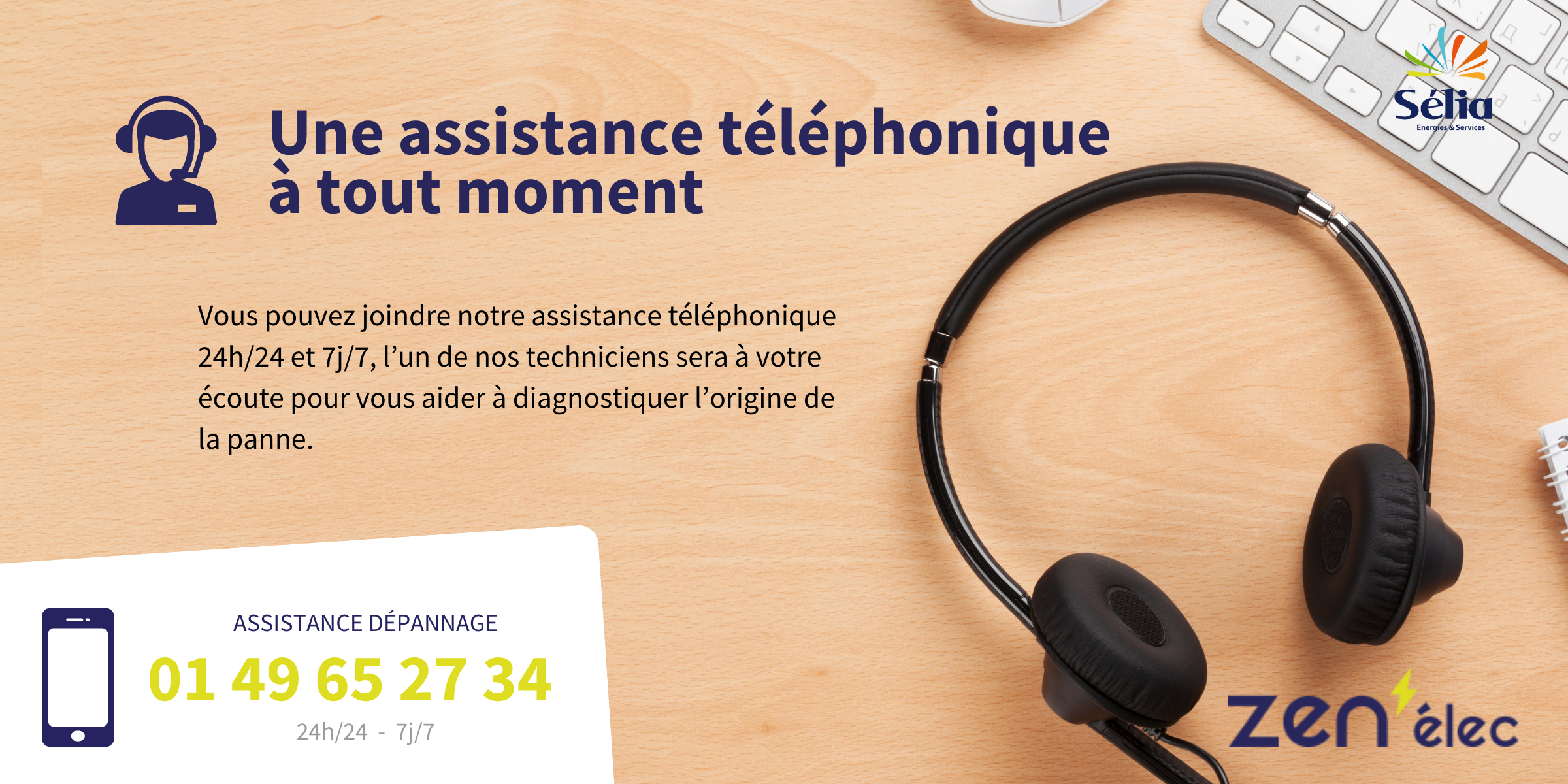 casque-assistance-sur-un-bureau-avec-clavier-et-souris